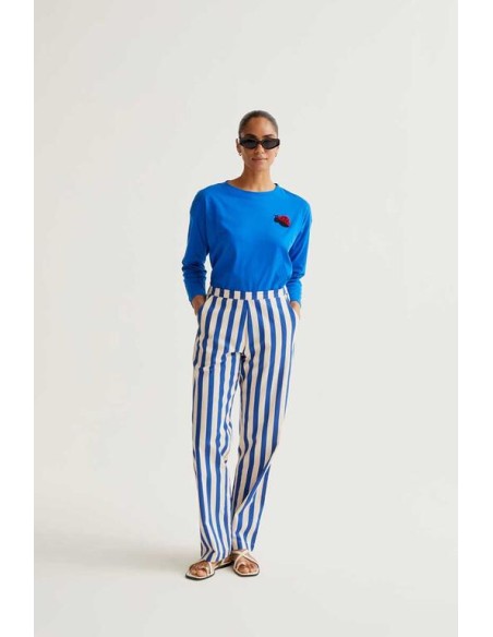 CAMISETA AZUL CON BORDADO COCCINELA.
