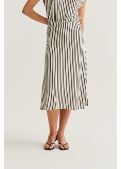 FALDA MIDI CON ESTAMPADO DE RAYAS NEGRO.
