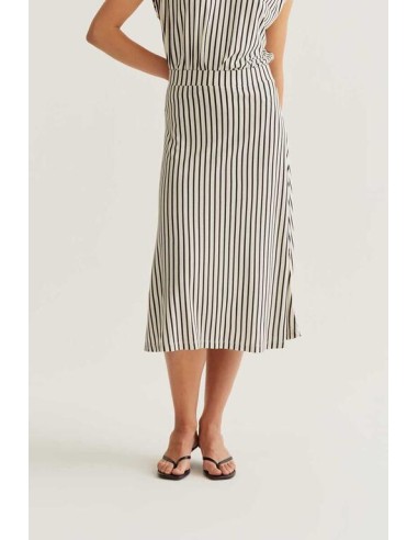 FALDA MIDI CON ESTAMPADO DE RAYAS NEGRO.
