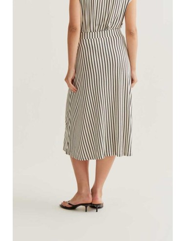 FALDA MIDI CON ESTAMPADO DE RAYAS NEGRO.