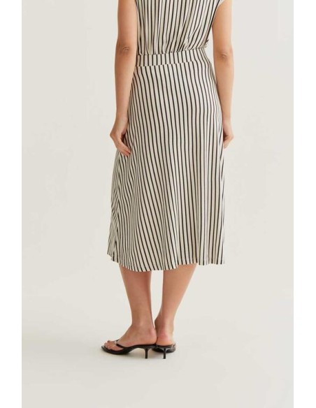 FALDA MIDI CON ESTAMPADO DE RAYAS NEGRO.