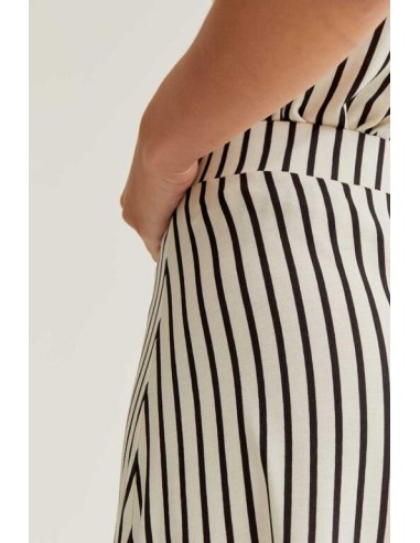 FALDA MIDI CON ESTAMPADO DE RAYAS NEGRO.