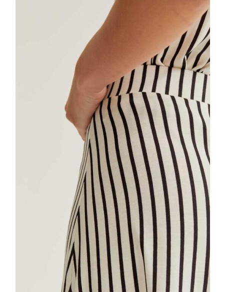 FALDA MIDI CON ESTAMPADO DE RAYAS NEGRO.