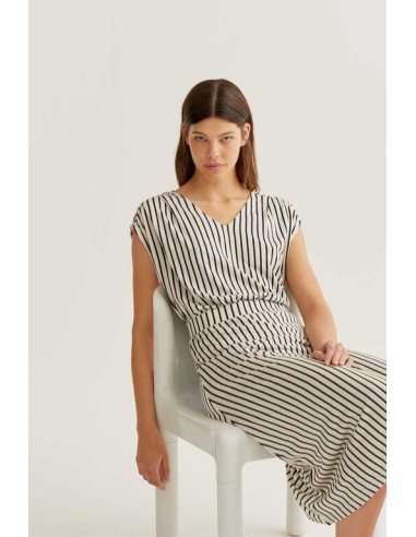 FALDA MIDI CON ESTAMPADO DE RAYAS NEGRO.