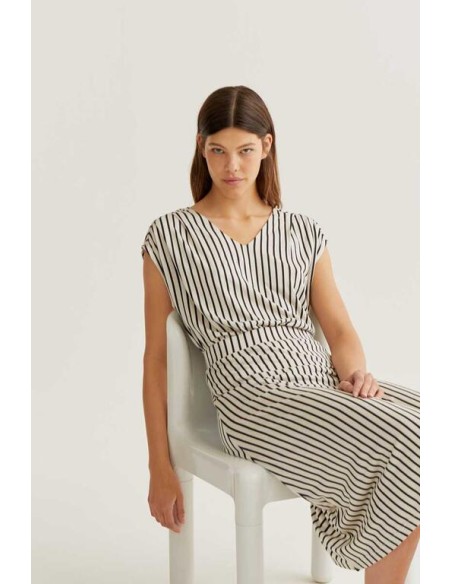 FALDA MIDI CON ESTAMPADO DE RAYAS NEGRO.