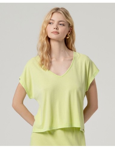 CAMISETA ESCOTE PICO MANGA CORTA.