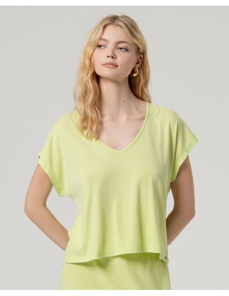 CAMISETA ESCOTE PICO MANGA CORTA.