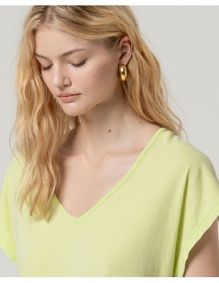 CAMISETA ESCOTE PICO MANGA CORTA.