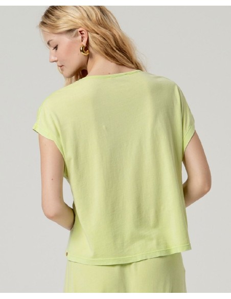 CAMISETA ESCOTE PICO MANGA CORTA.