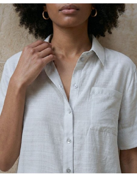 CAMISA DE MANGA CORTA CON BOLSILLO.