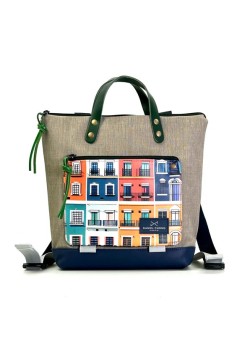 Mochila en formato cuadrado, ultraligera con bolsillo central con logo grabado en piel y con espacio para tu tablet.