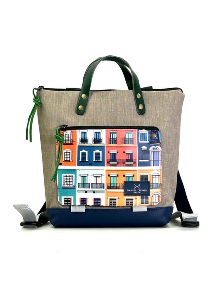 Mochila en formato cuadrado, ultraligera con bolsillo central con logo grabado en piel y con espacio para tu tablet.