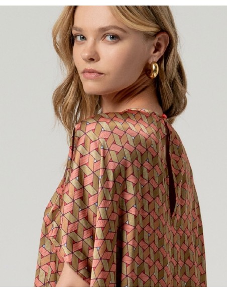 BLUSA ESTILO CAPA MULTICOLOR.