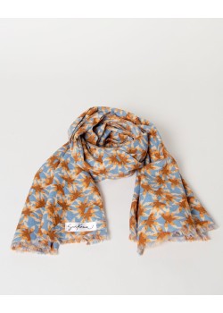 PAÑUELO RECTANGULAR ESTAMPADO CON FLECOS.