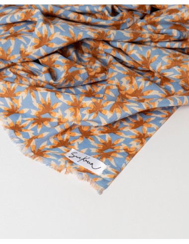 PAÑUELO RECTANGULAR ESTAMPADO CON FLECOS.
