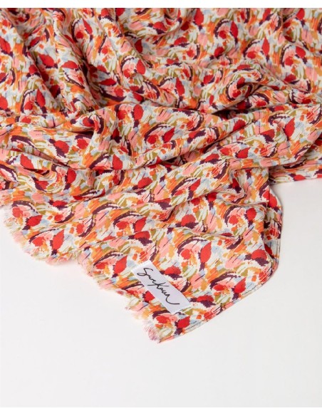 PAÑUELO RECTANGULAR ESTAMPADO CON FLECOS CORTOS.