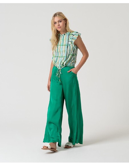 BLUSA CON VOLANTES EN MANGA Y CORDÓN EN BAJO.