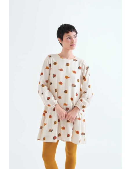 VESTIDO CORTO CON ESTAMPADO DE CARACOLES.