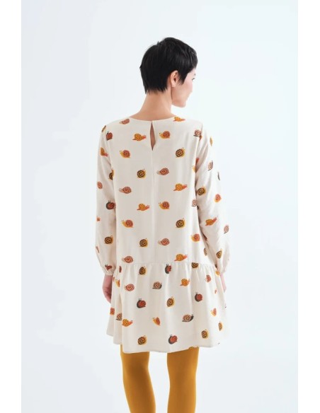 VESTIDO CORTO CON ESTAMPADO DE CARACOLES.