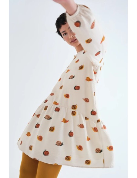 VESTIDO CORTO CON ESTAMPADO DE CARACOLES.