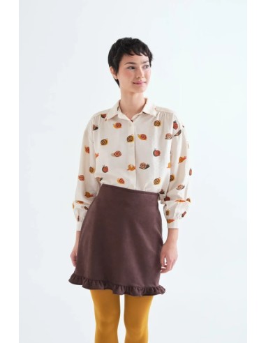 CAMISA CON ESTAMPADO DE CARACOLES.
