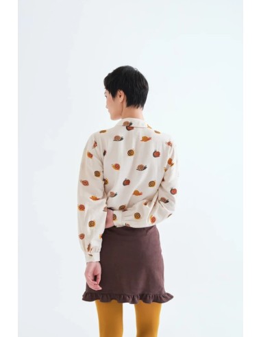 CAMISA CON ESTAMPADO DE CARACOLES.
