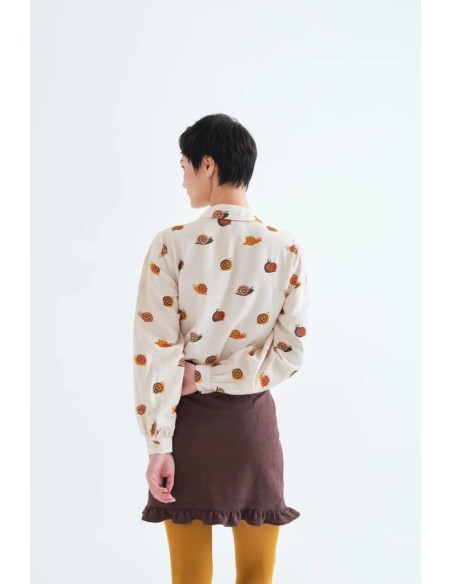 CAMISA CON ESTAMPADO DE CARACOLES.