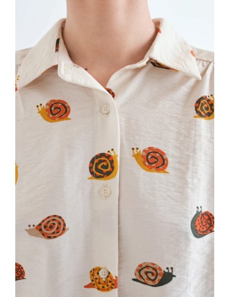 CAMISA CON ESTAMPADO DE CARACOLES.