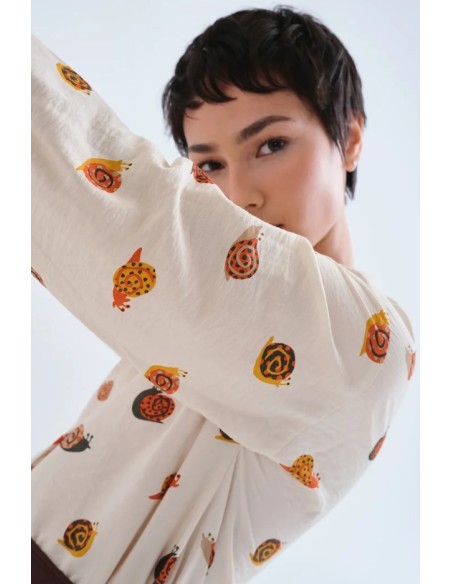 CAMISA CON ESTAMPADO DE CARACOLES.