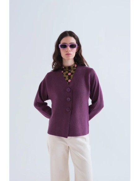 CHAQUETA DE PUNTO CON CIERRE FRONTAL 3 BOTONES.