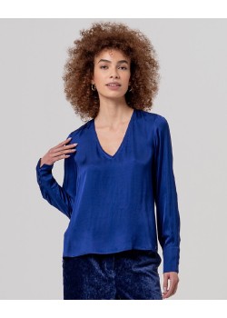 BLUSA DE VISCOSA ECOVERO CON CUELLO PICO.