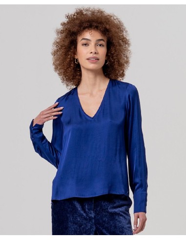 BLUSA DE VISCOSA ECOVERO CON CUELLO PICO.