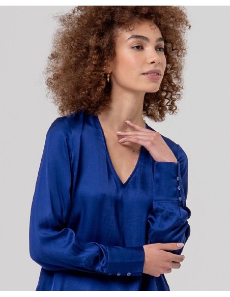 BLUSA DE VISCOSA ECOVERO CON CUELLO PICO.