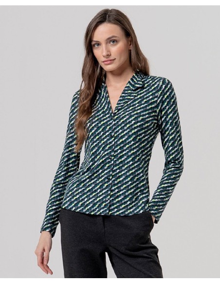 BLUSA ESTAMPADA CON CUELLO SOLAPA.