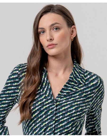 BLUSA ESTAMPADA CON CUELLO SOLAPA.