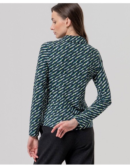 BLUSA ESTAMPADA CON CUELLO SOLAPA.