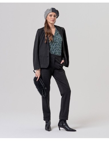 BLUSA ESTAMPADA CON CUELLO SOLAPA.