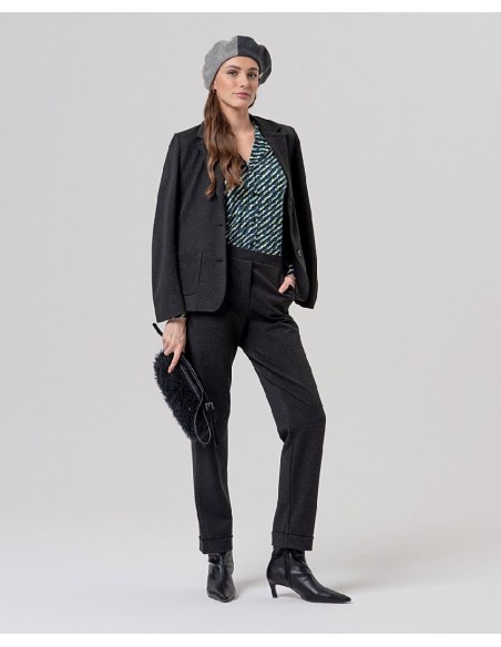 BLUSA ESTAMPADA CON CUELLO SOLAPA.
