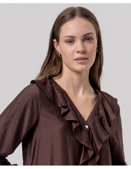 BLUSA CON VOLANTE EN CASCADA.