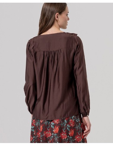 BLUSA CON VOLANTE EN CASCADA.