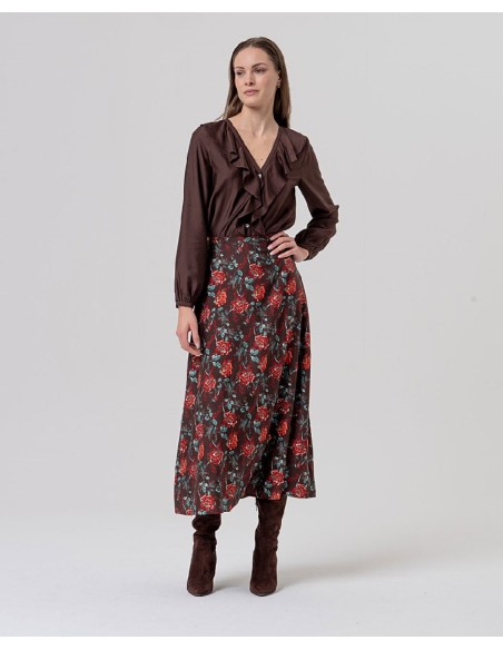 BLUSA CON VOLANTE EN CASCADA.