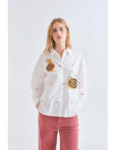 CAMISA 100% ALGODÓN CON BORDADO CARACOLES.