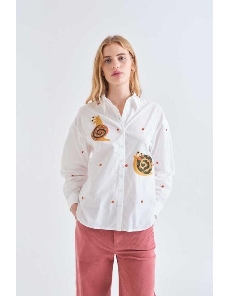 CAMISA 100% ALGODÓN CON BORDADO CARACOLES.