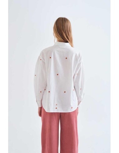 CAMISA 100% ALGODÓN CON BORDADO CARACOLES.
