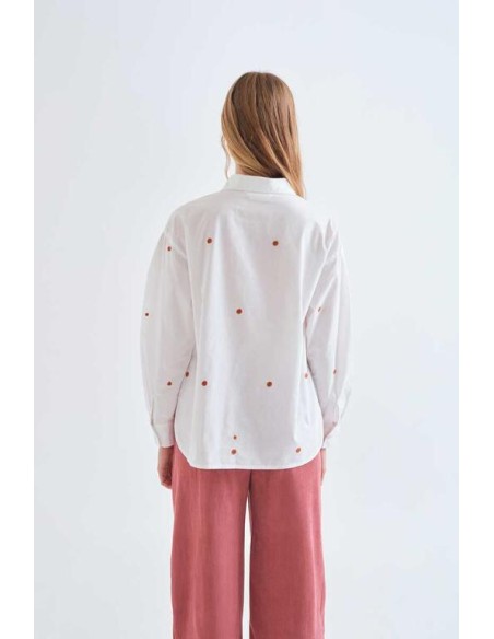 CAMISA 100% ALGODÓN CON BORDADO CARACOLES.