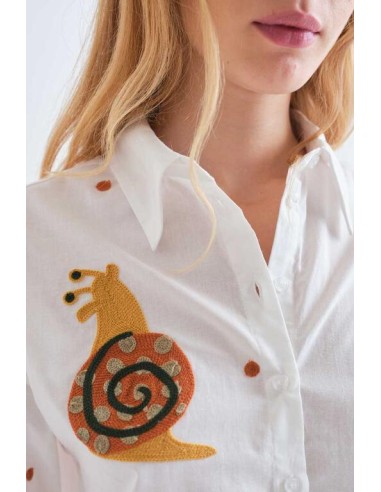 CAMISA 100% ALGODÓN CON BORDADO CARACOLES.