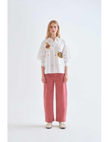 CAMISA 100% ALGODÓN CON BORDADO CARACOLES.