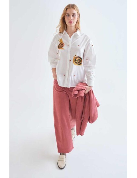 CAMISA 100% ALGODÓN CON BORDADO CARACOLES.