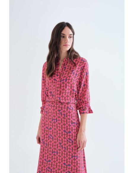 CAMISA CON ESTAMPADO CATENA.