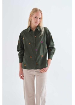 CAMISA 100% ALGODÓN CON BORDADOS DE VEGETALES.
